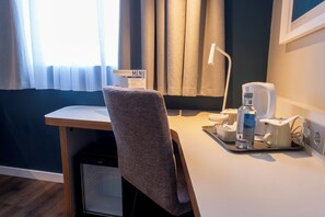 Escritorio, cortinas opacas, wifi gratis y ropa de cama