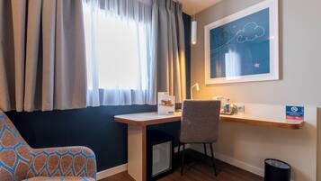 Meja kerja, tirai kedap cahaya, Wi-Fi gratis, dan seprai linen