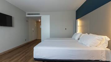 Escritorio, cortinas blackout, wifi gratis y ropa de cama