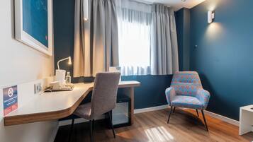 Escriptori, cortines opaques, wifi gratuïta i roba de llit