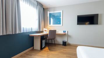 Schreibtisch, Verdunkelungsvorhänge, kostenloses WLAN, Bettwäsche