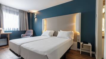 Bàn, màn/rèm cản sáng, truy cập Internet không dây miễn phí