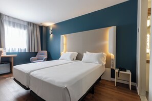 Een bureau, verduisterende gordijnen, gratis wifi, beddengoed