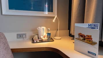 Een bureau, verduisterende gordijnen, gratis wifi, beddengoed