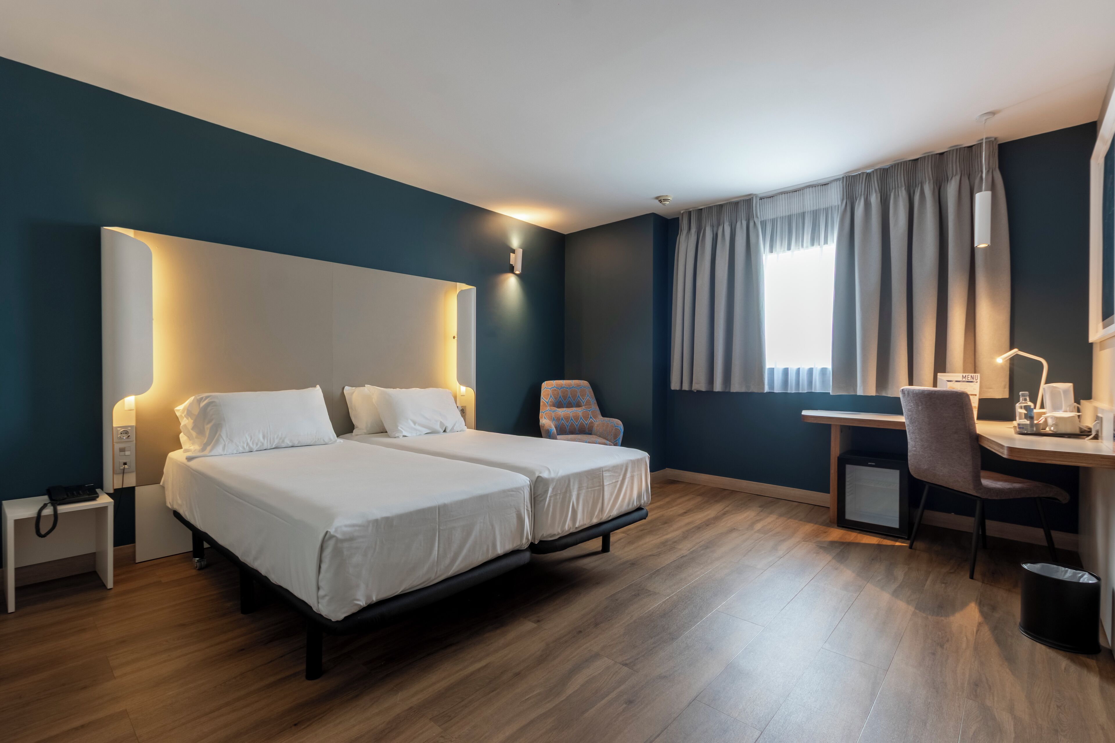 Escritorio, cortinas opacas, wifi gratis y ropa de cama