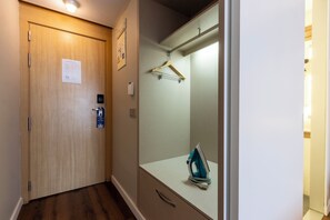 Skrivebord, blendingsgardiner, wi-fi (inkludert) og sengetøy