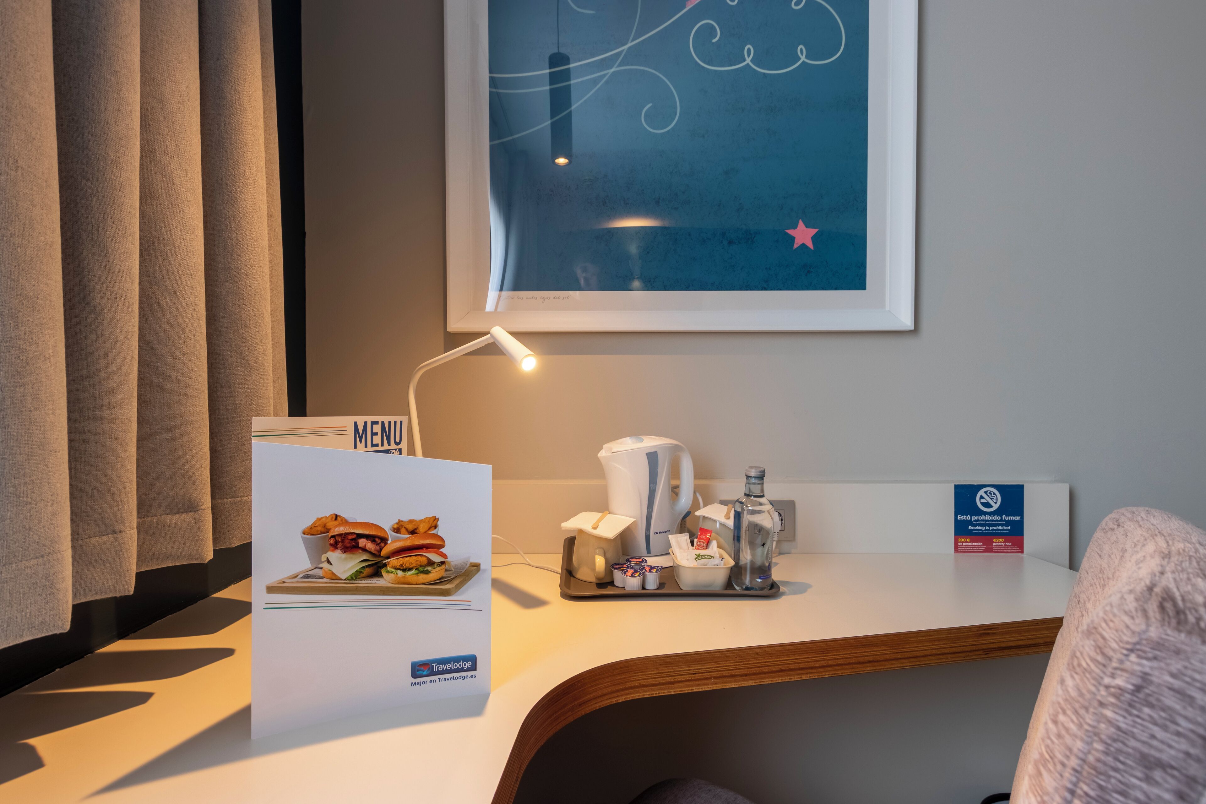 Bureau, rideaux occultants, Wi-Fi gratuit, draps fournis