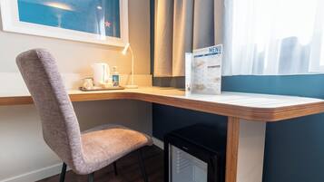 Desk, blackout drapes, free WiFi, bed sheets