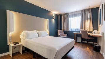 Escritorio, cortinas opacas, wifi gratis y ropa de cama