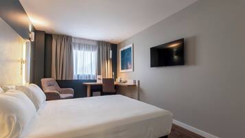 Desk, blackout drapes, free WiFi, bed sheets