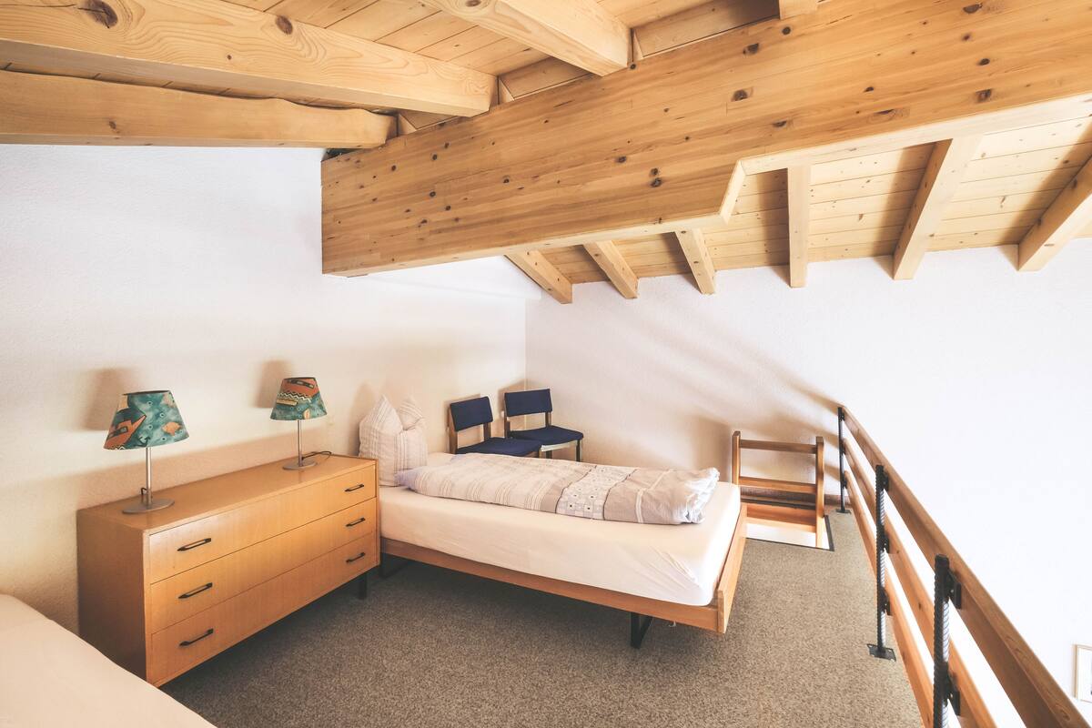 desk, free cots/infant beds, free wifi, bed sheets