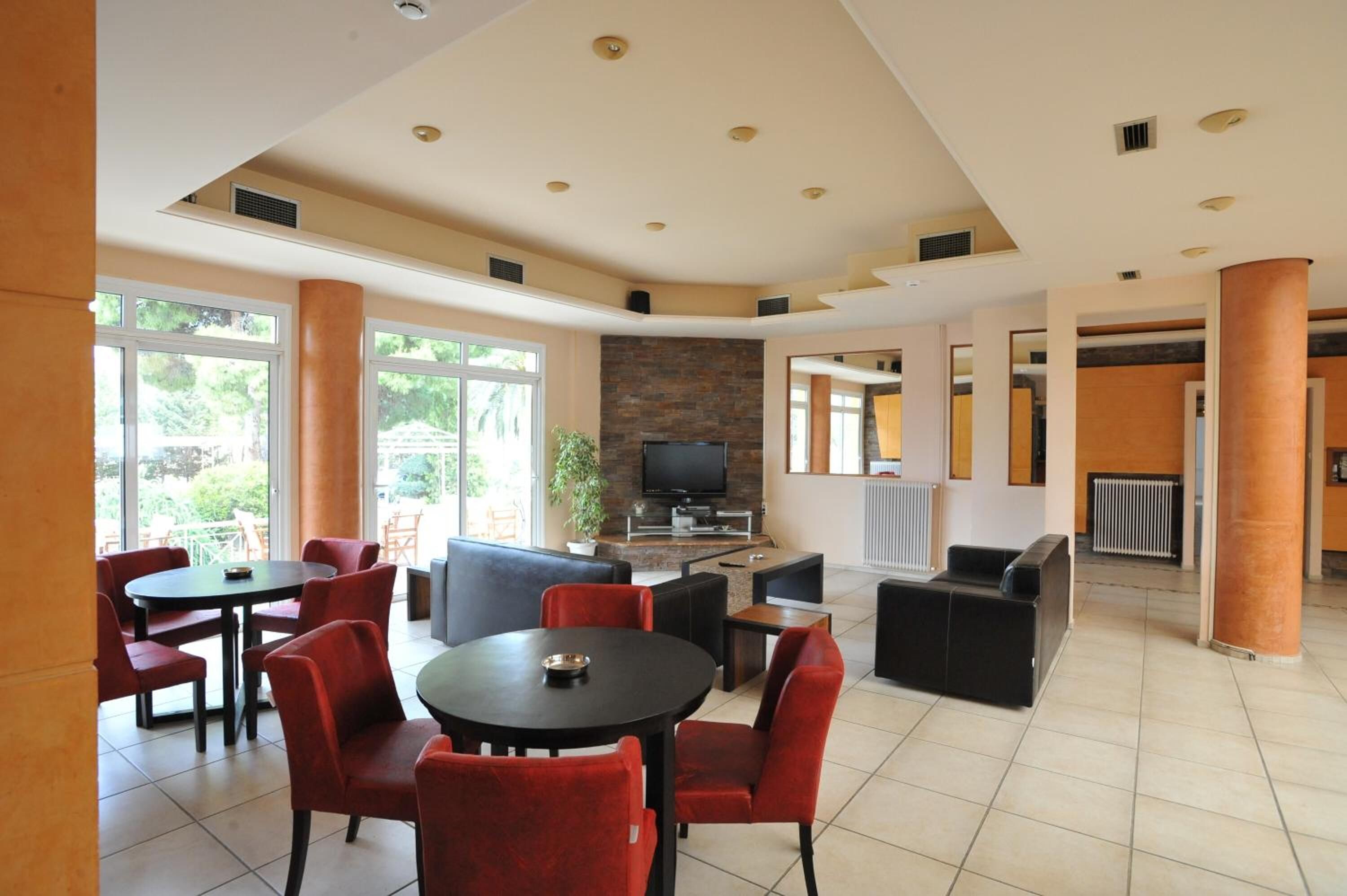 Melayani sarapan, makan siang, makan malam; sajian masakan Mediterania 