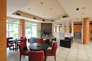 Serveert ontbijt, lunch, diner, Mediterrane gerechten