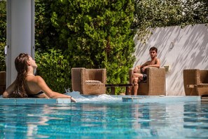 Piscina interna, funciona das 9h às 21h, espreguiçadeiras