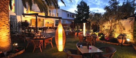 供应早餐、午餐和晚餐,地中海菜