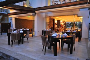 Breakfast, lunch and dinner served - Hotel Kalloni (Volos)