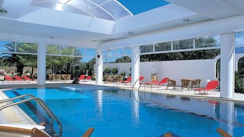 Een binnenzwembad, open van 09.00 uur tot 21.00 uur, en ligstoelen
