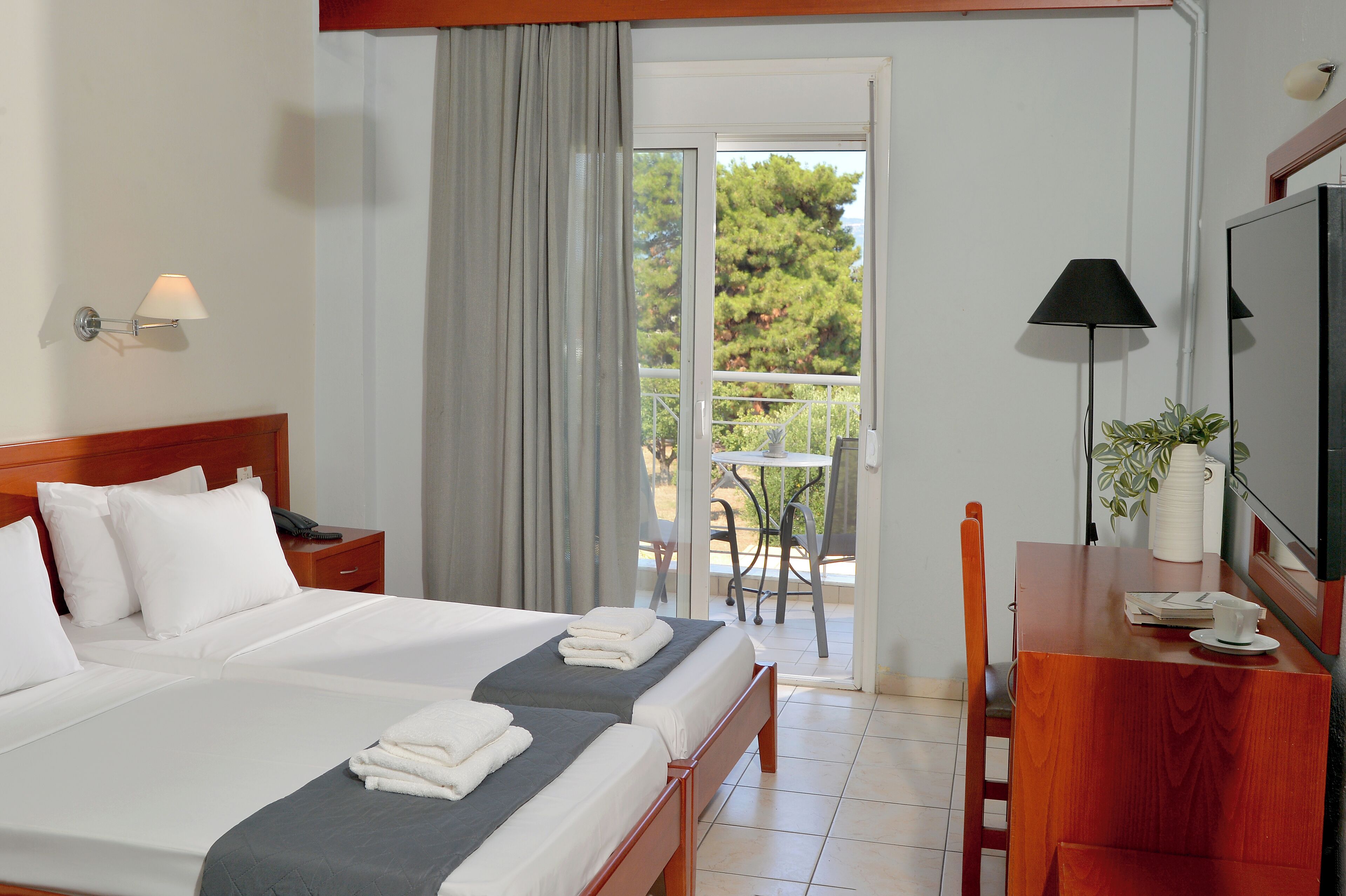 Værelse til 3 personer - udsigt til have | Minibar, gratis baby-/barnesenge, gratis Wi-Fi, sengetøj