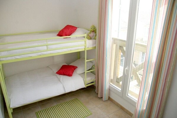 A bunk bed room with a window and curtains. - Le Domaine D'Albret - Golf & Resort (Barbaste)