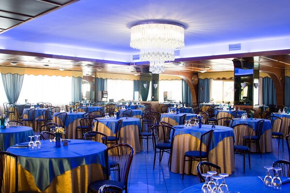 Breakfast, lunch, dinner served; local and international cuisine