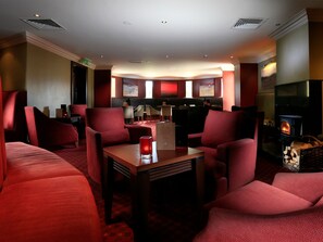 2 restaurants, lunch, dinner served; Italian cuisine 