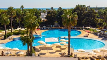 Piscine extérieure (ouverte en saison), parasols de plage