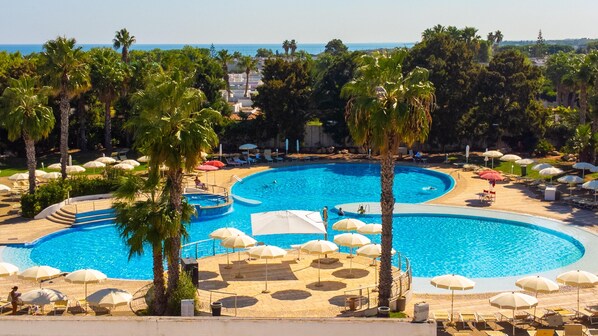 Seasonal outdoor pool, pool umbrellas, sun loungers