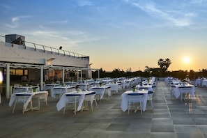 3 restaurants; breakfast, lunch and dinner served 