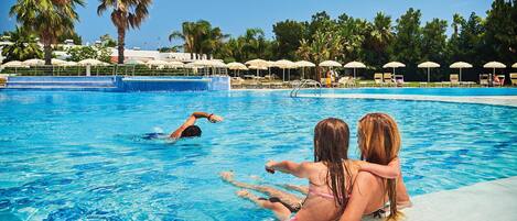 Sesongbasert utendørsbasseng, bassengparasoller og solsenger