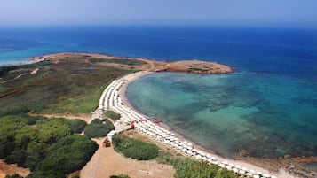 Pantai pribadi di sekitar dan pasir putih