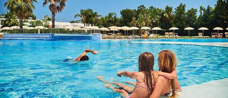 Piscina externa sazonal, guarda-sóis, espreguiçadeiras