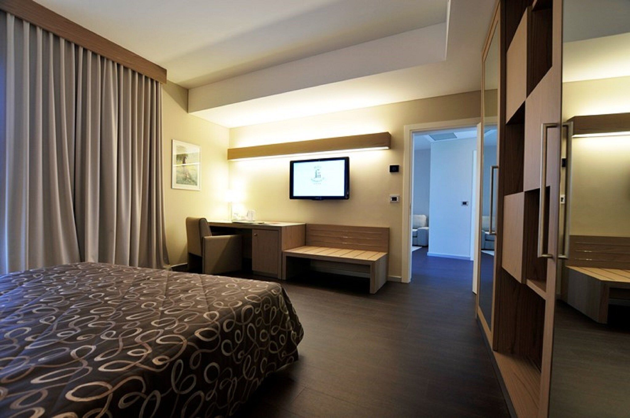 Minibar, Zimmersafe, Schreibtisch, Verdunkelungsvorhänge