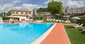 Alberca al aire libre, acceso de 09:30 a 20:00, y camastros