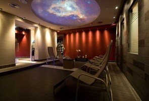 Un sauna, una bañera de hidromasaje, baño turco/hammam