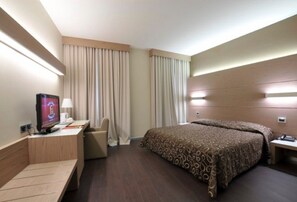 Minibar, caja fuerte, escritorio y cortinas opacas