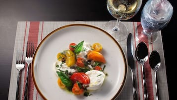Une assiette de nourriture avec une fourchette et un couteau posés sur un set de table.