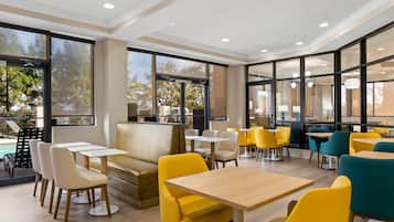 Desayuno buffet incluido los fines de semana