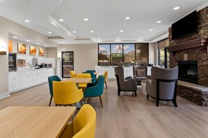 Free buffet breakfast on weekends - Comfort Suites Augusta Riverwatch (Augusta)