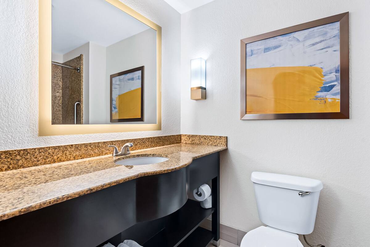 suite, non smoking | bathroom | hair dryer, towels