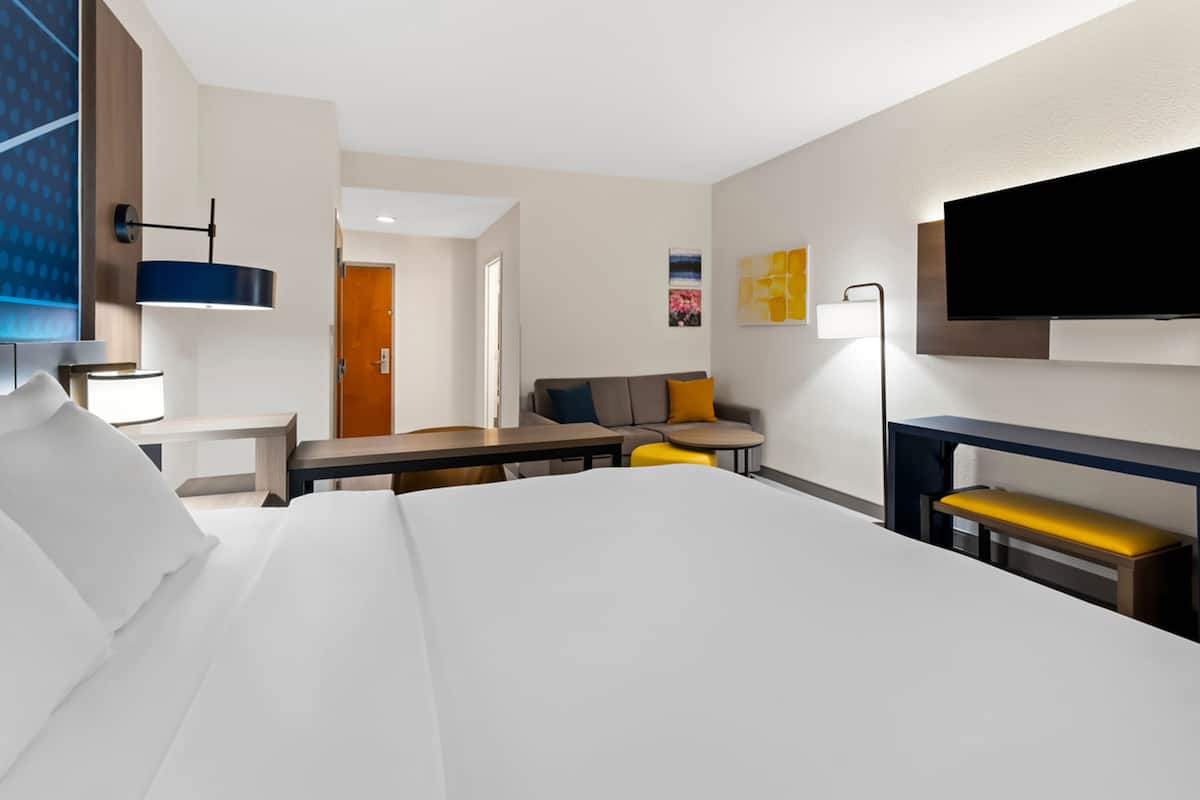 suite, non smoking, pool view | blackout curtains, soundproofing, iron/ironing board, free wifi