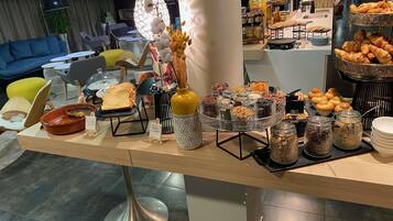 Um buffet com diversos alimentos e um design de interiores moderno.