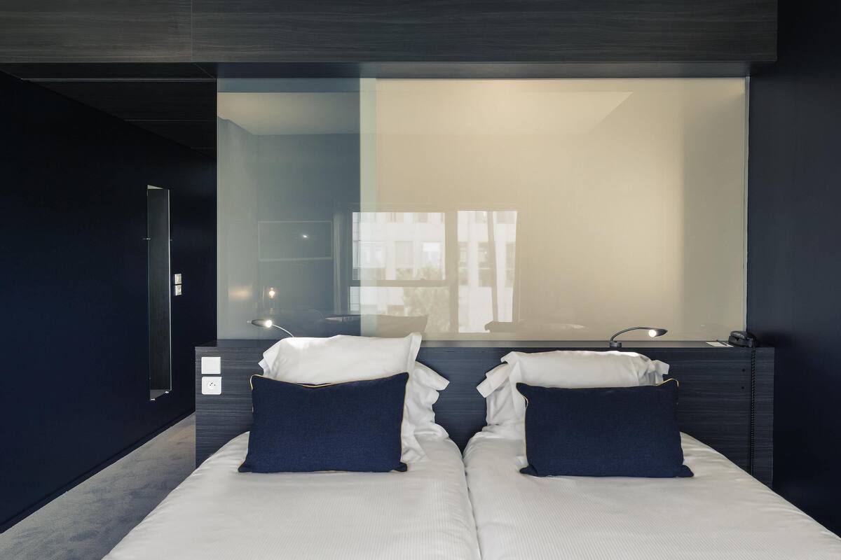 standard twin room, 2 single beds | minibar, in-room safe, desk, blackout curtains