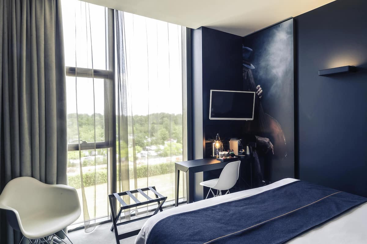 minibar, in-room safe, desk, blackout curtains