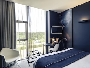 Minibar, caixa forta a l'habitació, escriptori i cortines opaques