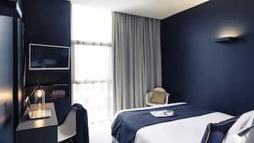 Standard Double Room, 1 Katil Kelamin (Double) | Bar mini, peti besi dalam bilik, meja, langsir/tirai gelap terus