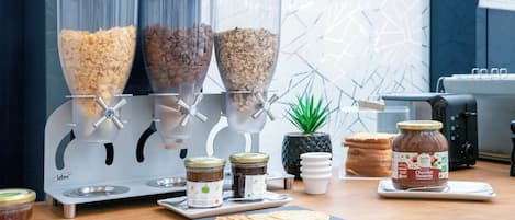 Frukostbuffé varje dag (EUR 12.90 per person)