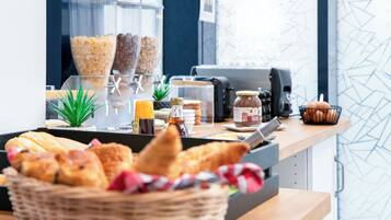 Petit déjeuner buffet (12.90 EUR par personne)