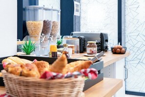 Dagelijks ontbijtbuffet (EUR 12.90 per persoon)
