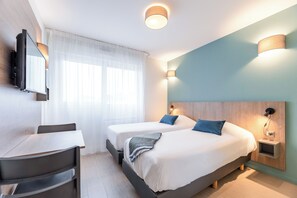 Een bureau, verduisterende gordijnen, geluiddichte muren