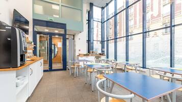 Petit déjeuner buffet (12.90 EUR par personne)